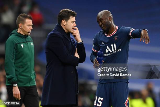 Mauricio Pochettino, Head Coach of Paris Saint-Germain interacts with Danilo Pereira of Paris Saint-Germain during the UEFA Champions League Round Of...