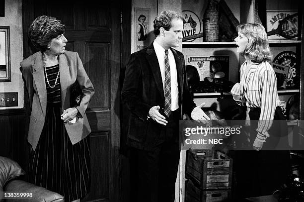 Diane Meets Mom" Episode 8 -- Air Date -- Pictured: Nancy Marchand as Dr. Hester Crane, Kelsey Grammer as Dr. Frasier Crane, Shelley Long as Diane...