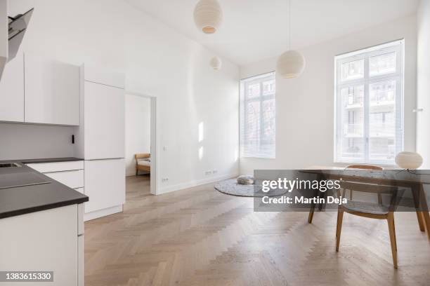 empty room with kitchen hdr - high dynamic range imaging 個照片及圖片檔