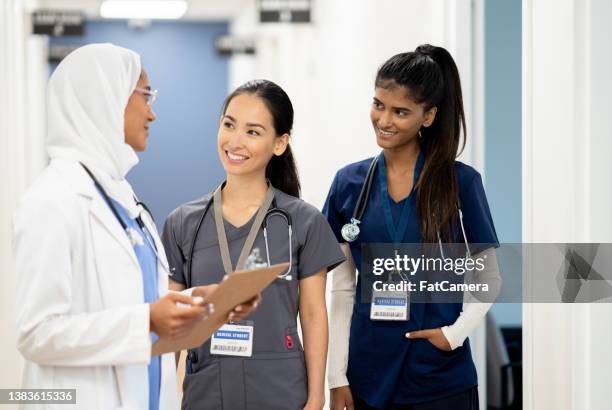 doctor training nurses - clinic canada diversity imagens e fotografias de stock