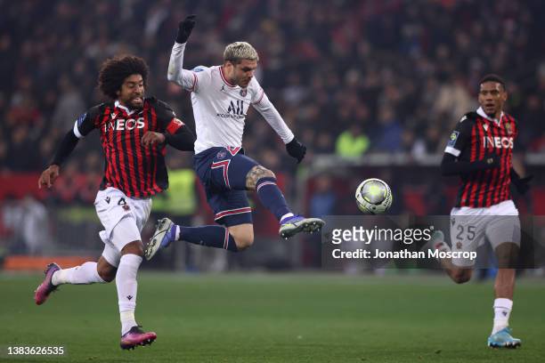 Jean-Clair Todibo of OGC Nice looks on as Mauro Icardi of PSG controls the ball as he is pursued by Dante of OGC Nice during the Ligue 1 Uber Eats...