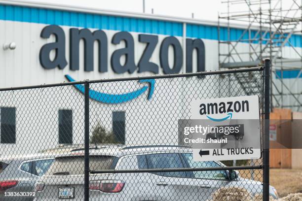 amazon prime distributionszentrum - amazon warehouse stock-fotos und bilder