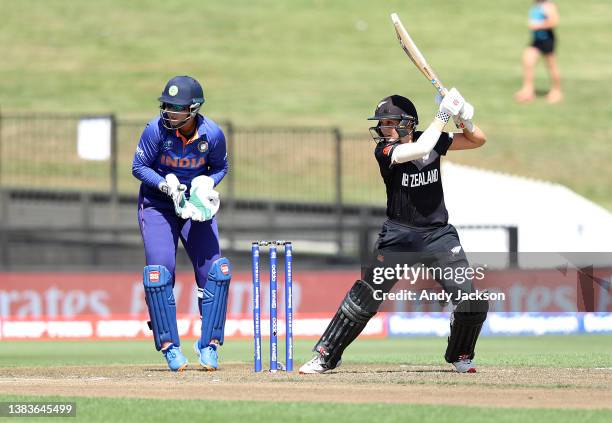 Richa Ghosh of India, Amelia Kerr of New Zealand during the 2022 ICC Women's Cricket World Cup match between New Zealand and India at Seddon Park on...