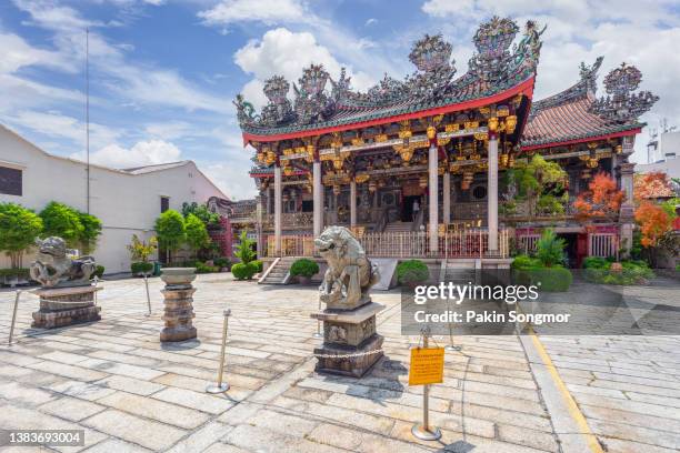 khoo kongsi temple features fine chinese architecture and craftsmanship. the temple roof is quite elaborate. it is a famous tourist attraction in the unesco heritage zone of penang, malaysia. - george town penang stockfoto's en -beelden