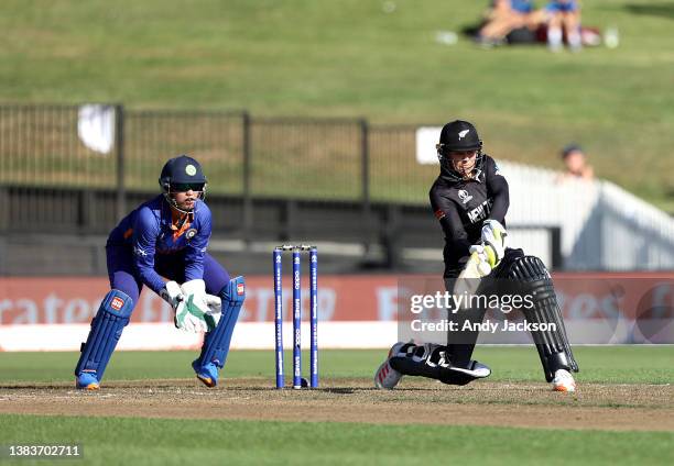 Lea Tahuhu of New Zealand bats against Richa Ghosh of India during the 2022 ICC Women's Cricket World Cup match between New Zealand and India at...