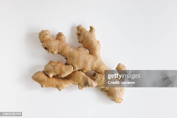 ginger root on white background - ginger 個照片及圖片檔