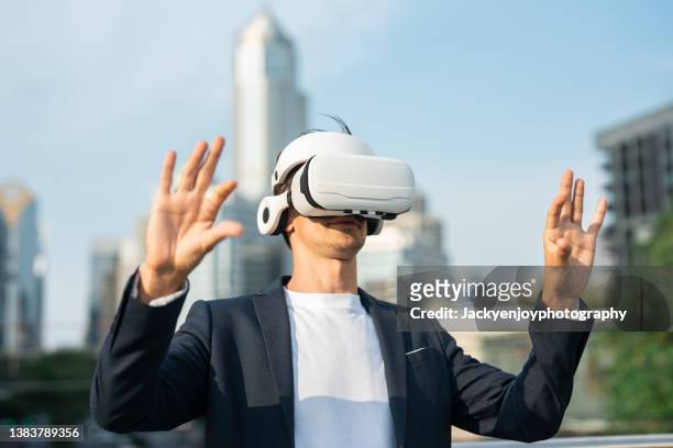 business man using the virtual reality headset - top prospects game stock-fotos und bilder