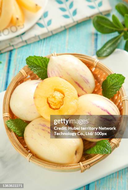 there are ginseng fruits in the basket - pepino stockfoto's en -beelden