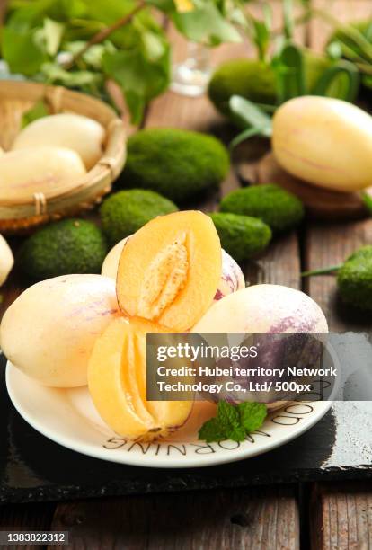 there are ginseng fruits on the plate - pepino stockfoto's en -beelden