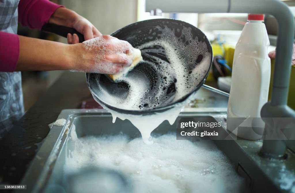 Nochmals Geschirr spülen.