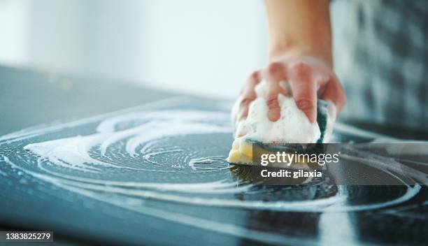 cleaning stove top. - schoon stockfoto's en -beelden