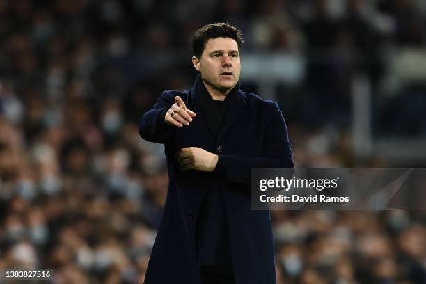 Head coach Mauricio Pochettino of Paris Saint-Germain reacts during the UEFA Champions League Round Of Sixteen Leg Two match between Real Madrid and...