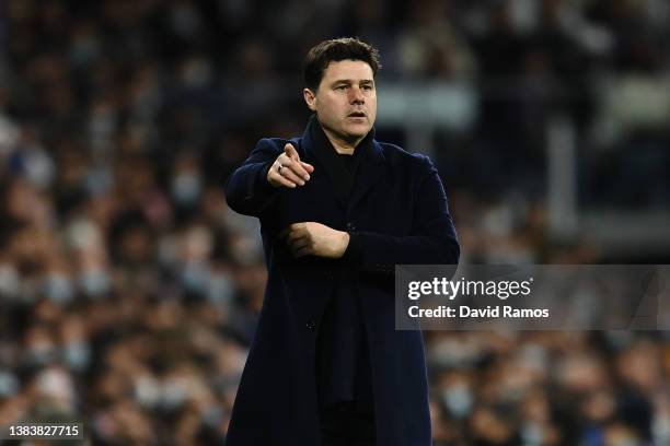 Head coach Mauricio Pochettino of Paris Saint-Germain reacts during the UEFA Champions League Round Of Sixteen Leg Two match between Real Madrid and...