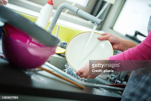 lavare di nuovo i piatti. - casalinga foto e immagini stock