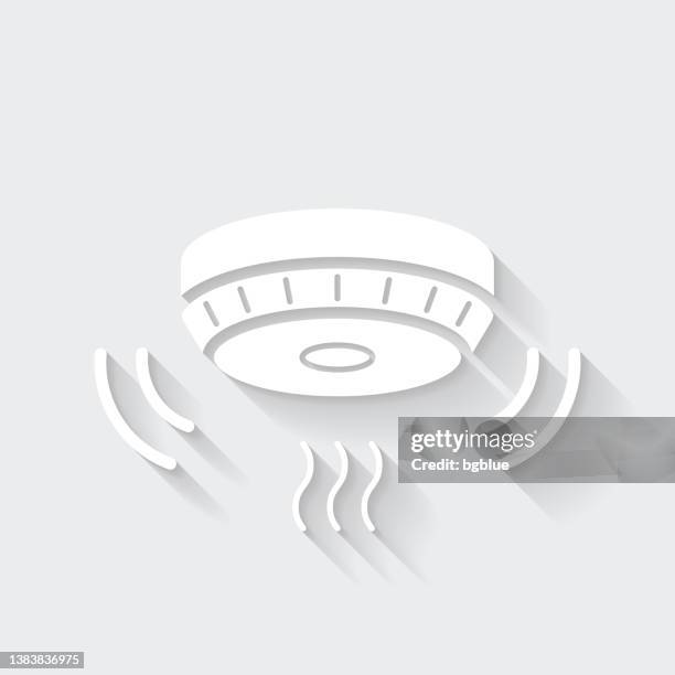 ilustraciones, imágenes clip art, dibujos animados e iconos de stock de alarma de humo. icono con sombra larga sobre fondo en blanco - diseño plano - smoke-detector-with-smoke