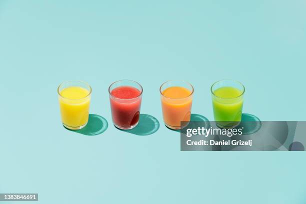 juice in a row - vruchtensap stockfoto's en -beelden