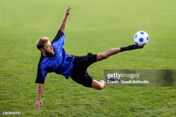 jugador de fútbol - volear fotografías e imágenes de stock