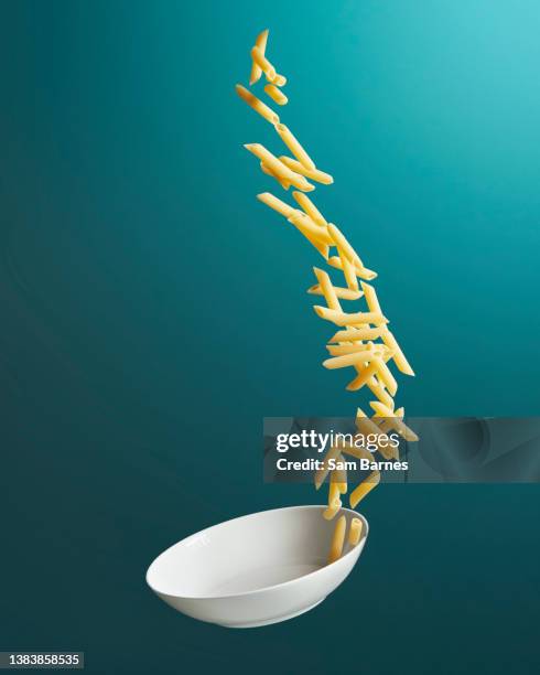 penne pasta - penne imagens e fotografias de stock