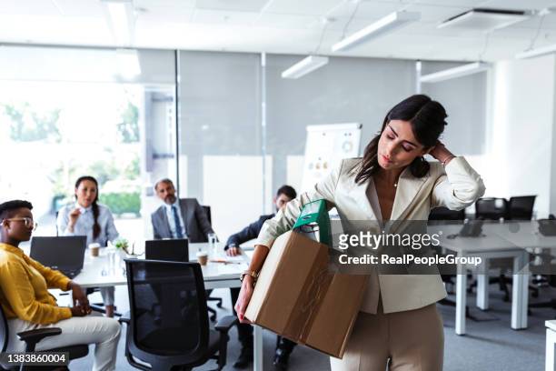 mujer de negocios medianamente adulta con caja de cartón siendo despedida - rejection fotografías e imágenes de stock