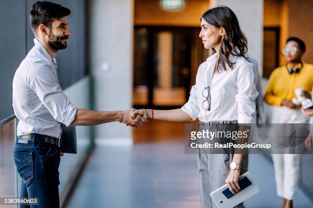team business partners stringe la mano insieme a greeting start up nuovo progetto. - sales executive foto e immagini stock