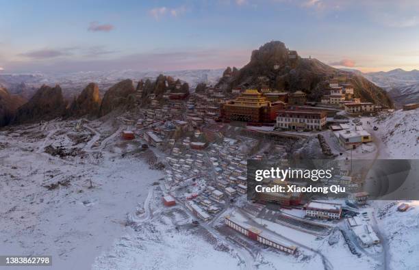 xizang autonomous region zizhu temple at dusk - plateau foto e immagini stock