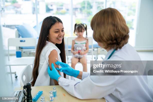 nurse doing an injection - chickenpox stock pictures, royalty-free photos & images