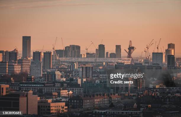 日没時のロンドン・スカイラインの街,イギリス - イーストロンドン ストックフォトと画像