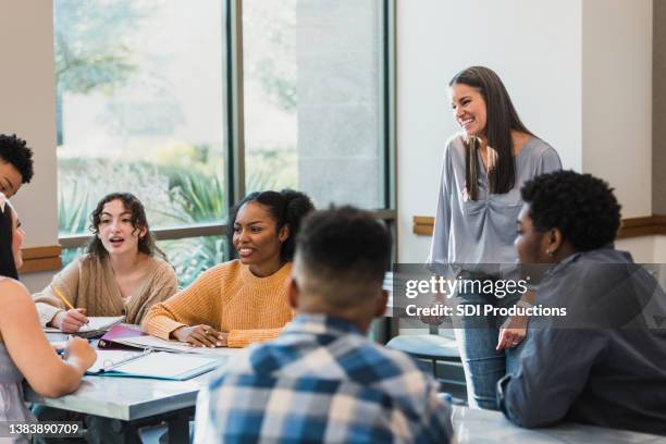 l'insegnante ascolta nelle vicinanze - professor foto e immagini stock