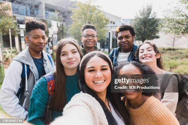 group of friends - high school student imagens e fotografias de stock