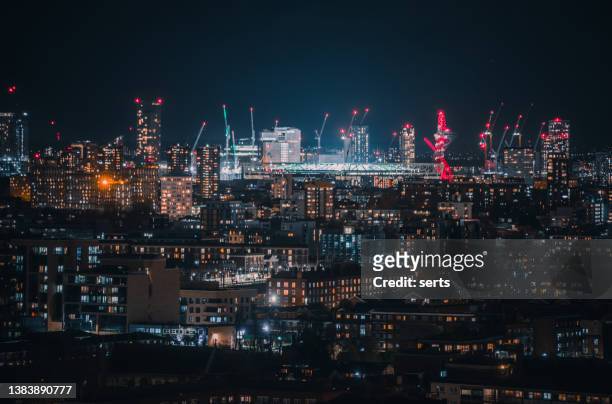 the city of london skyline at night, vereinigtes königreich - olympic park venue stock-fotos und bilder