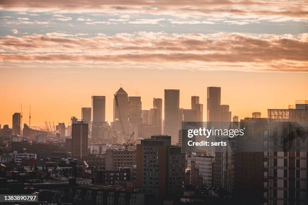 sonnenuntergang über der city of london, vereinigtes königreich - sunset on canary wharf stock-fotos und bilder