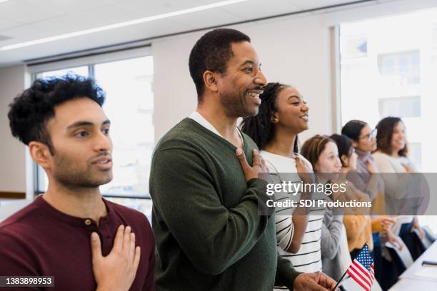 la classe se tient debout et récite - émigration et immigration photos et images de collection