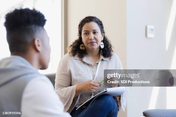 counselor listens - psychotherapy imagens e fotografias de stock