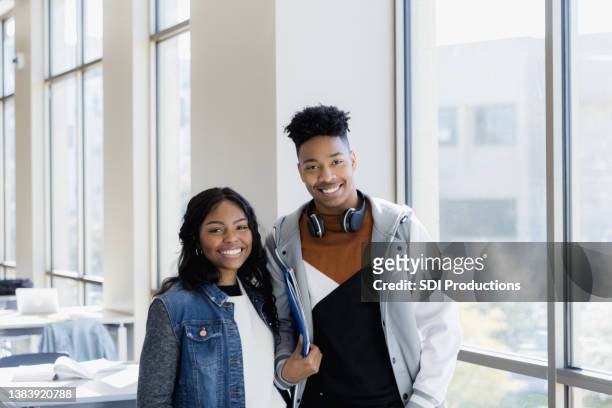 teenager-junge und -mädchen posieren für foto im schulgebäude - african american girl look up stock-fotos und bilder