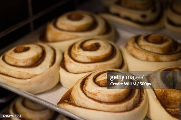 close-up of sweet food in plate - cinnamon bun stockfoto's en -beelden