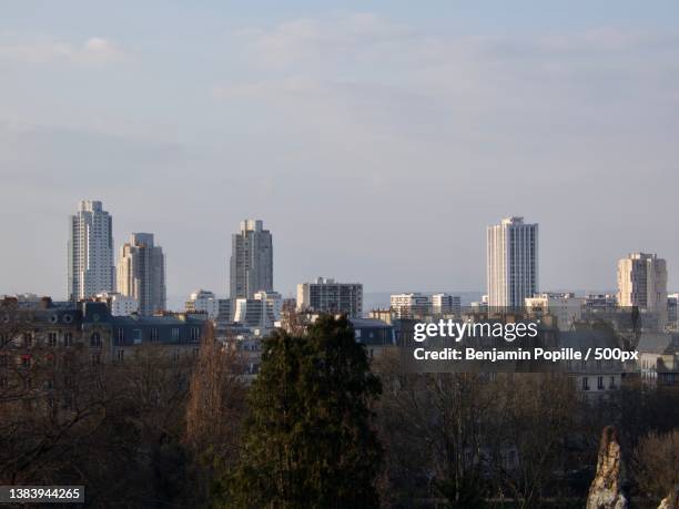 horizon urbain,view of buildings in city against sky - horizon urbain - fotografias e filmes do acervo