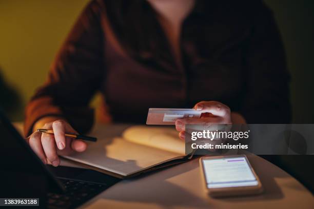 primer plano de una empresaria anónima de talla grande que compra en línea con su tarjeta de crédito - chubby credit fotografías e imágenes de stock