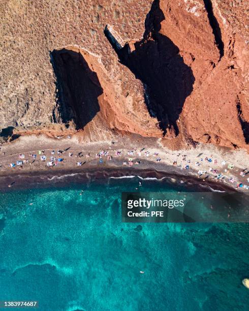 aerial view of red beach in santorini - grekiska övärlden bildbanksfoton och bilder