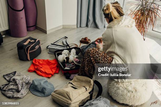 woman packing her luggage - the runaways stock pictures, royalty-free photos & images