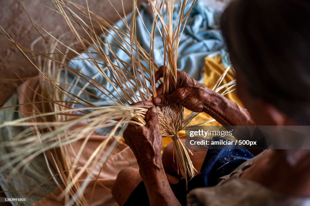 Natural fiber fan hand-crafting by women,Apure,Venezuela
