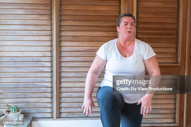 woman doing cardio workout at home - hiit stock pictures, royalty-free photos & images