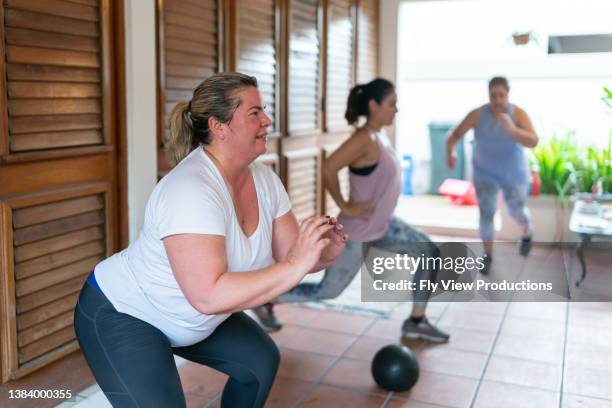 women attending a group fitness class - body positive stockfoto's en -beelden