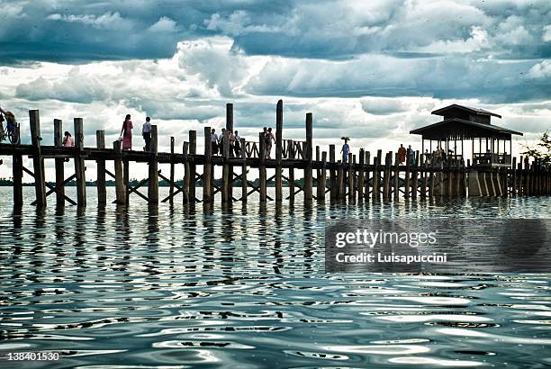 people walking on u bein's bridge - luisapuccini stock pictures, royalty-free photos & images