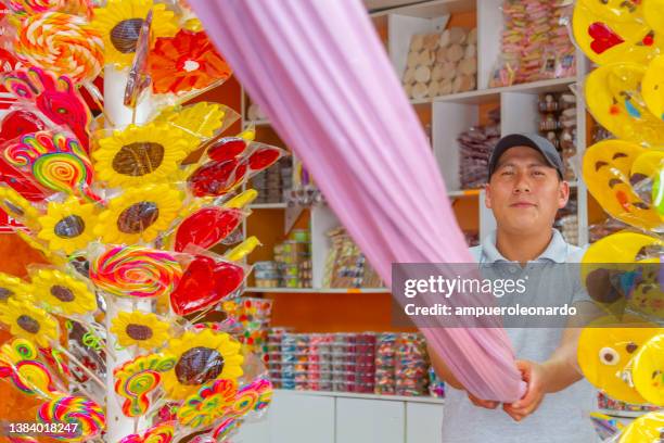 a happiness man making "melcochas" a traditional candy from baños, ecuador - sugar shack stockfoto's en -beelden