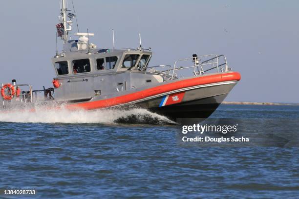 coast guard patrol boat - mitglied der küstenwache stock-fotos und bilder