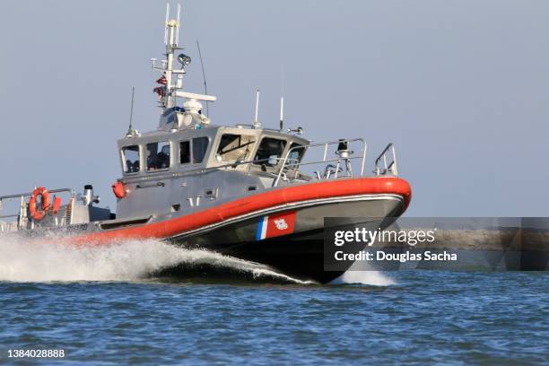 us coast guard patrol boat in an high speed chase - guardacostas fotografías e imágenes de stock