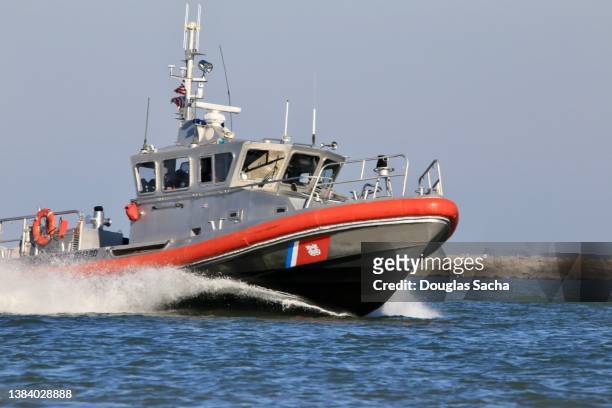 us coast guard patrol boat in an high speed chase - coast guard stock pictures, royalty-free photos & images