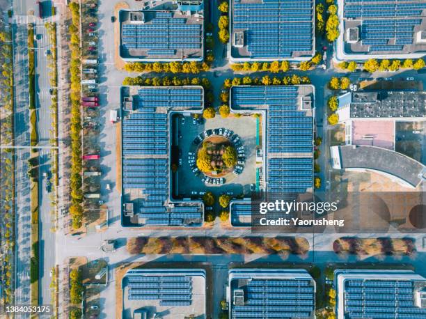 aerial view of solar panels on the modern office building rooftop"n - power grid stock-fotos und bilder