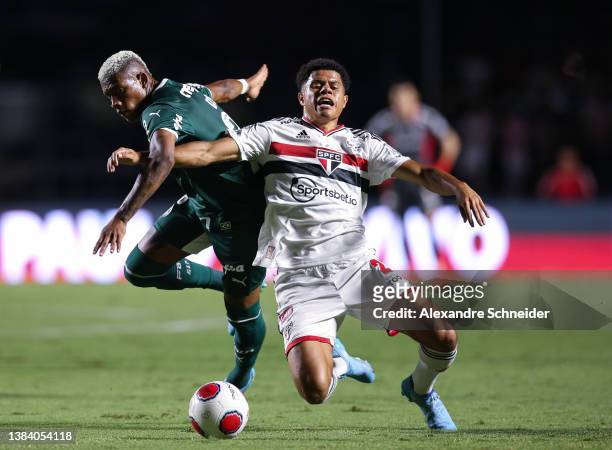 Gabriel Sara controls the ball during a match between Sao Paulo and News  Photo - Getty Images