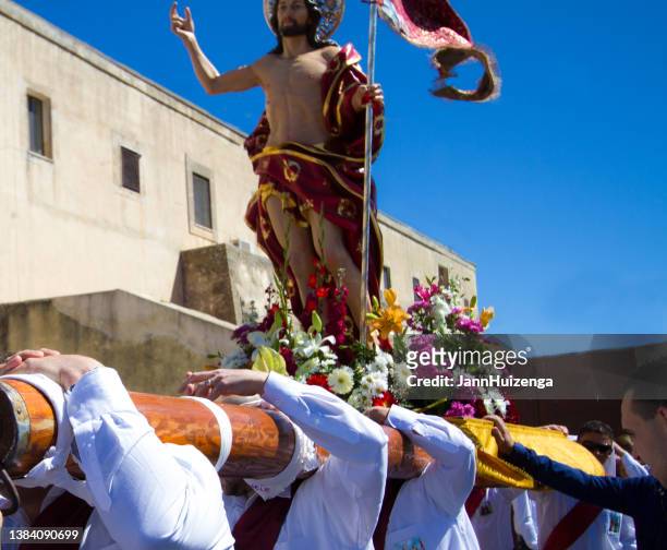 ferla (siracusa province), sicily, italy: easter celebration parade - happy easter in italian 個照片及圖片檔